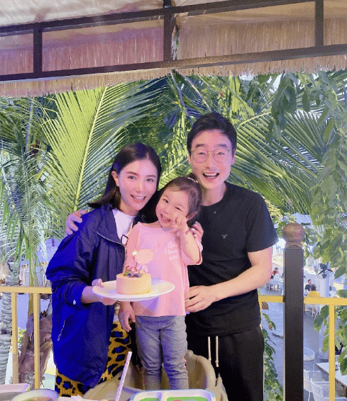 何姿晒全家福为老公秦凯庆生,3岁小盒子歪头亲吻爸爸