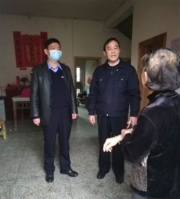 县政府副县长,县公安局局长张泉走访慰问重点优抚对象