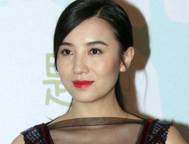 宋佳的坎坷情路更令人注目,她有过三段婚姻,第一任老公是京剧泰斗