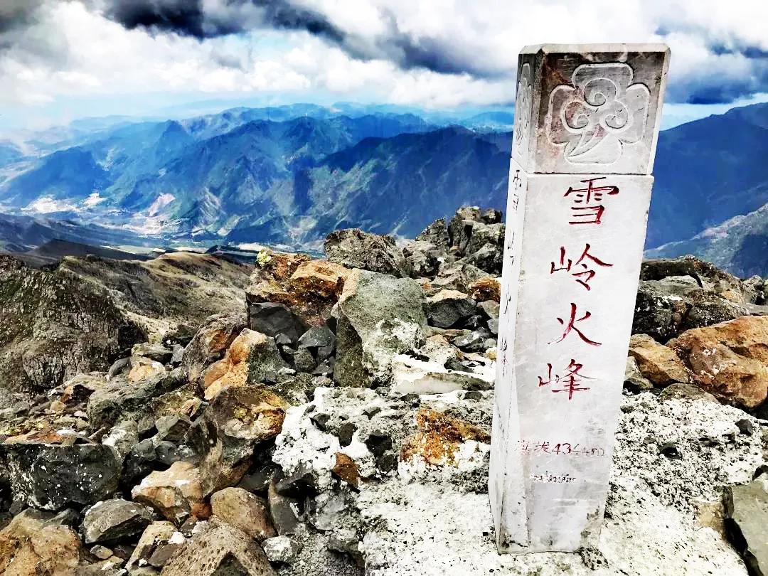 滇中第一峰—雪岭,为拱王山主峰,位于云南省东北部,东川县法者乡.