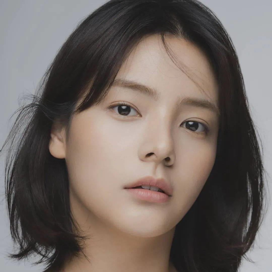 时常能拍摄出非常精彩的写真,许多网友都认为她和韩国著名女演员蔡琳