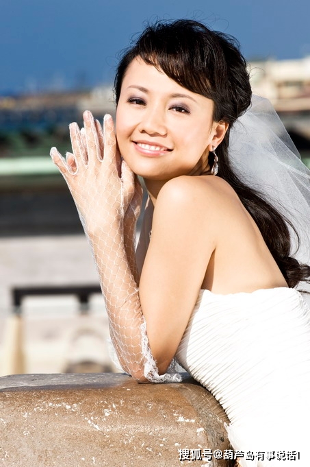 石琼璘,央视"身材最好"的美女主持人,年逾40至今未婚