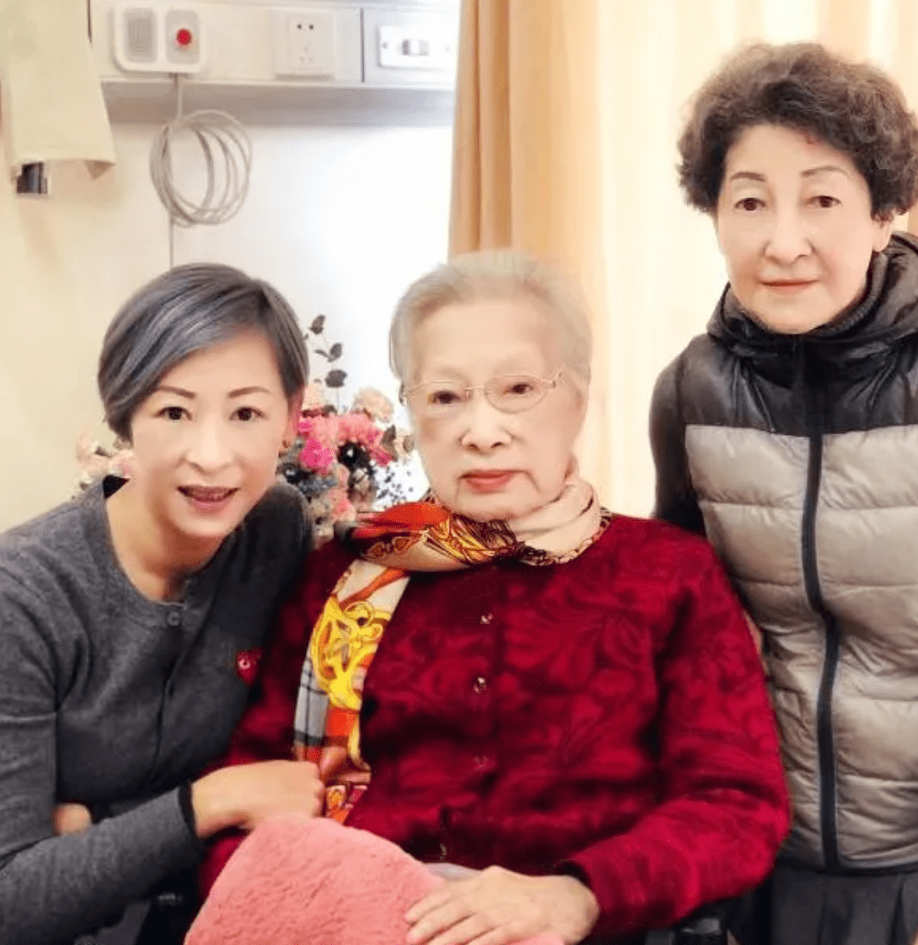 原创秦怡老师病房里过99岁生日,穿印花棉袄佩戴丝巾,优雅到骨子里