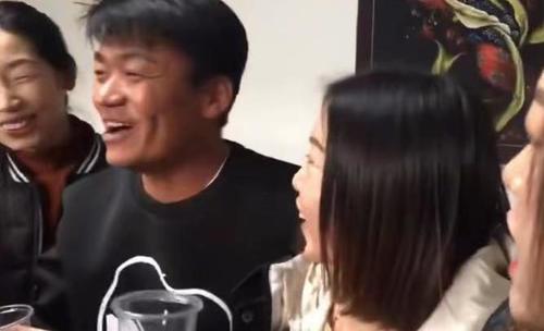 原创王宝强现身农村老家,遇年长村民主动问好,被赞接地气