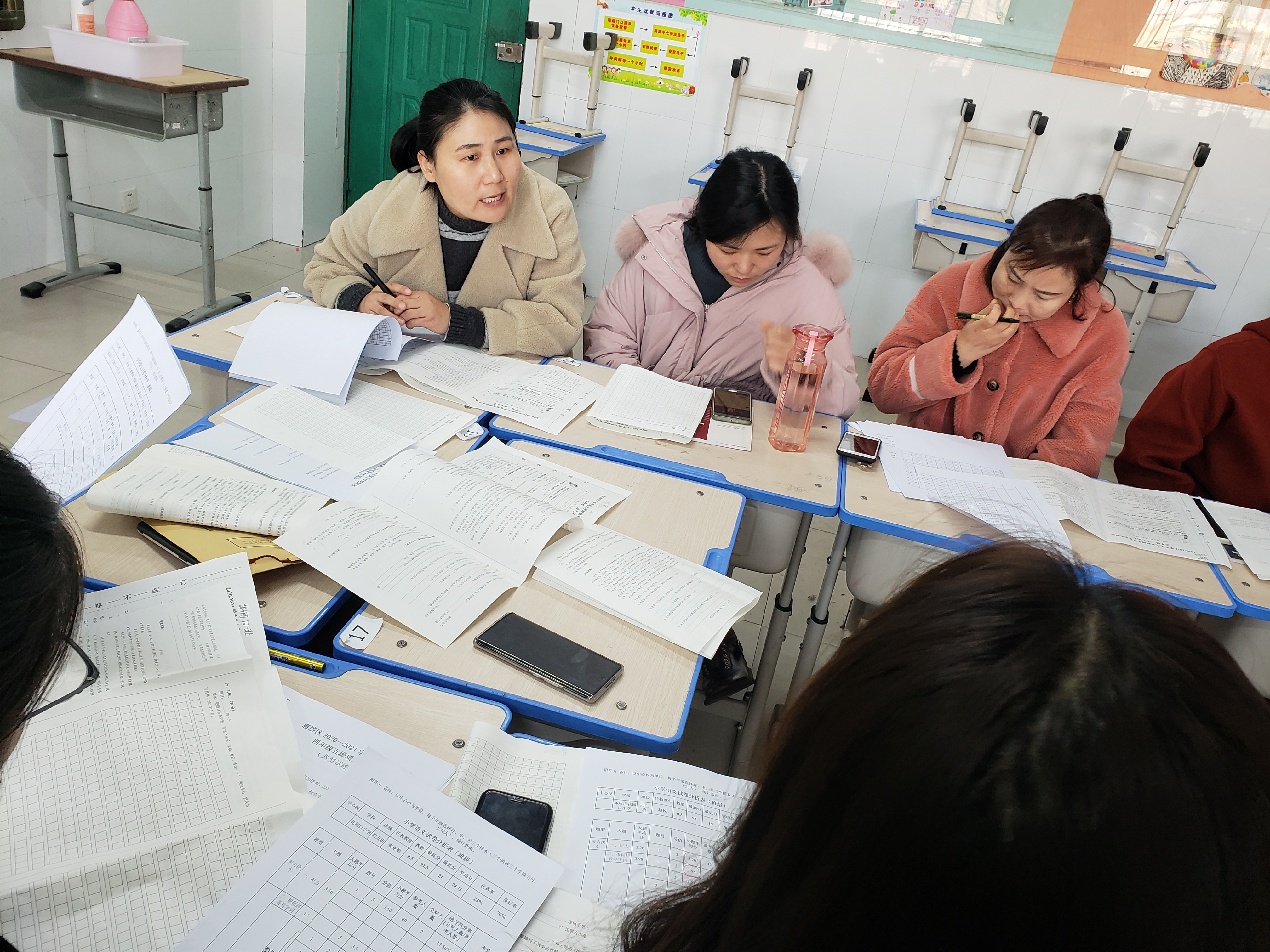 花园口小学语文组的杨美玲老师在进行发言