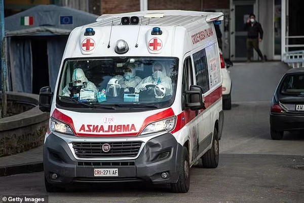 意大利黑手党命令救护车停止鸣笛闪灯,因为声音太像警车,容易吓到毒贩