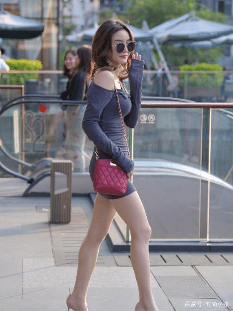 不但使美女的身材显得十分性感,同时也将她前凸后翘的优雅曲线完美地