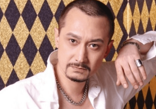 他一个分别饰演了沙尔汗,亚喀,塞班,沙伯略,假忠节,真忠节6个角色.
