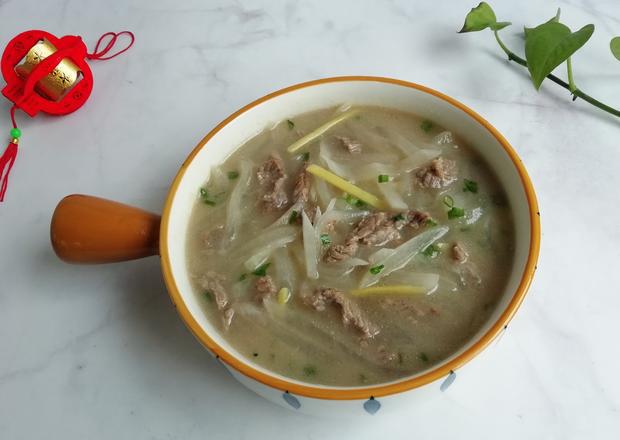 昨天婆婆送了一袋牛肉给我们,乡下的牛肉煮汤非常好喝,正好有白萝卜