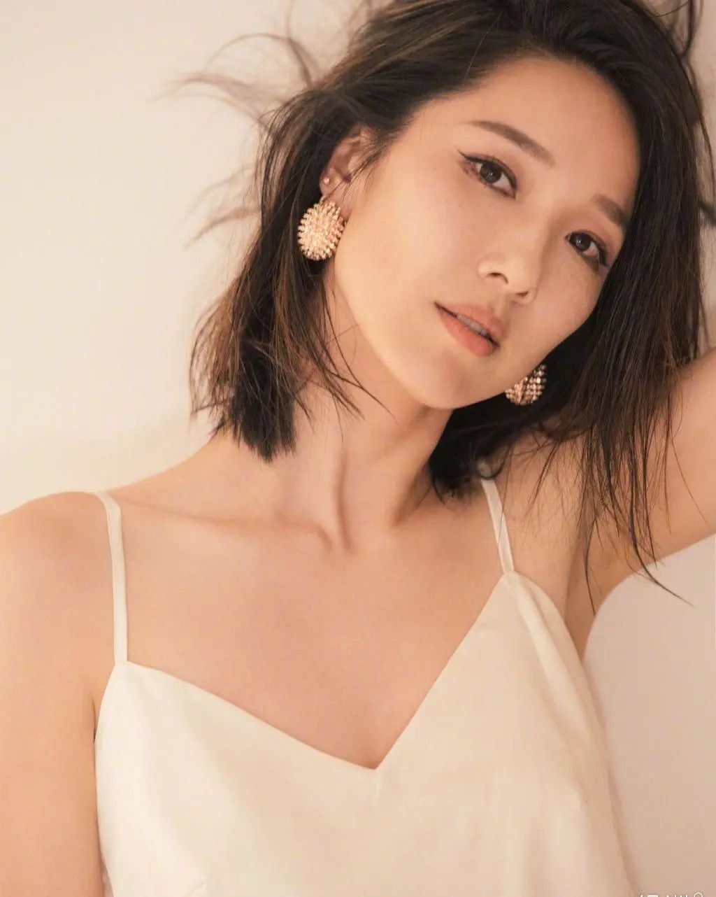 王祖蓝老婆真会撩,穿深v小吊带慵懒又性感,浴巾包头似