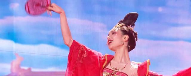 吴昕身穿酒红色单肩吊带长裙优雅迷人,沈梦辰穿上了中门大开到肚脐