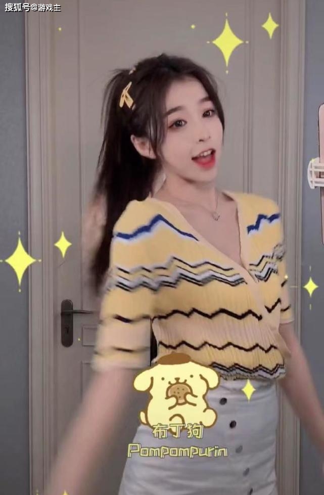 为了呼应凯蒂猫的配色,刘思瑶换了一身特别可爱的jk制服,双马尾的造型