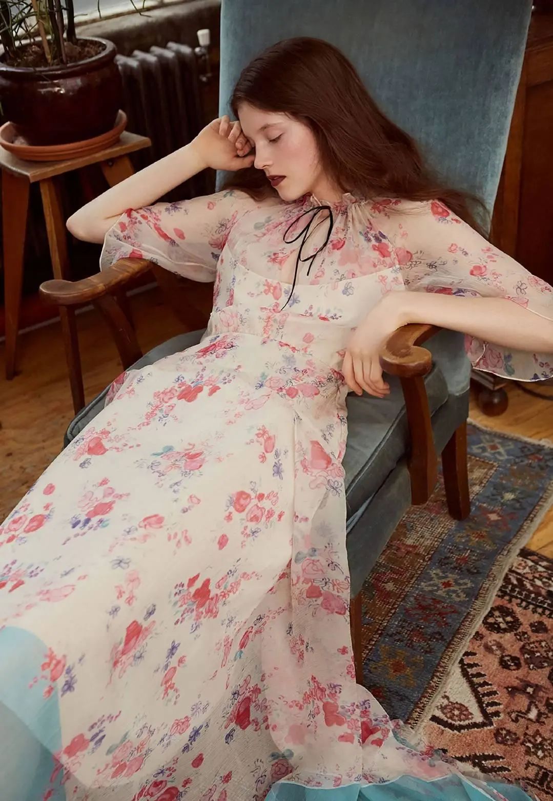 而何超欣的穿搭也是不容小觑,一条深v的薄纱礼服裙复古时髦,显得她的