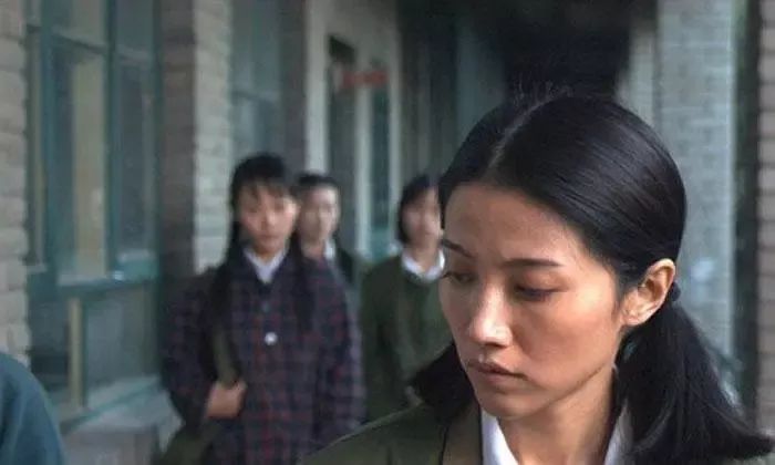 原本灵动的大眼睛变得空洞,全身上下,已看不到原来娇俏动人的影子.