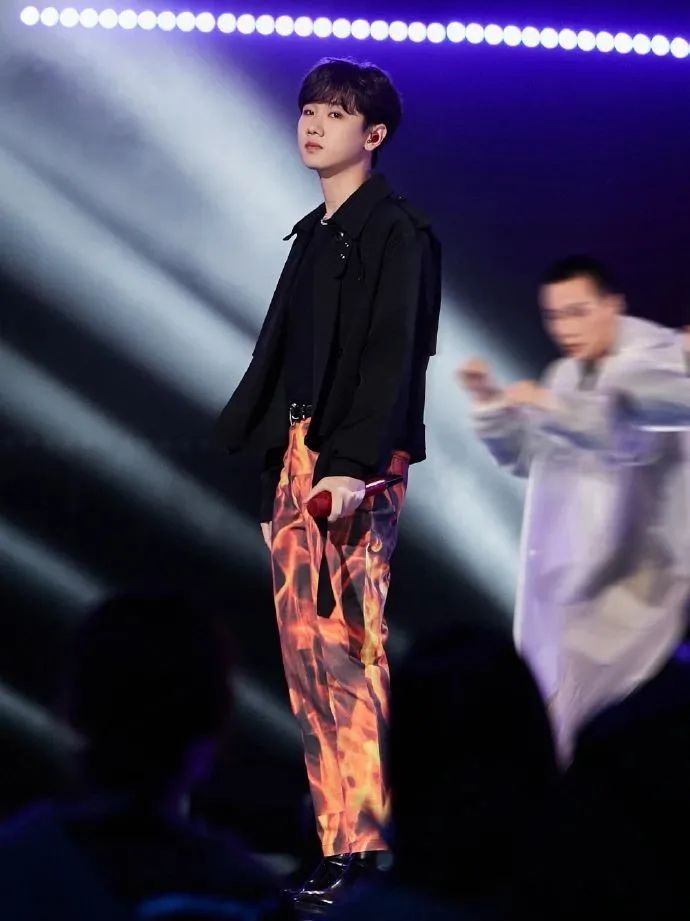 2021央视网络春晚:美女主播王冰冰连线丁真,蔡徐坤燃