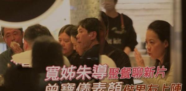 当天,曾宝仪穿着白色衬衫搭配浅灰色大衣,一头黑色的长发披肩,走出