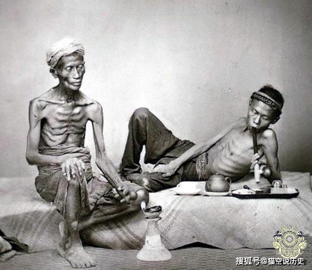 老照片再现吸鸦片的清朝人,个个骨瘦如柴,迷迷糊糊