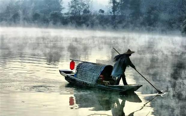 父亲背着蓑衣下地,天就下雨