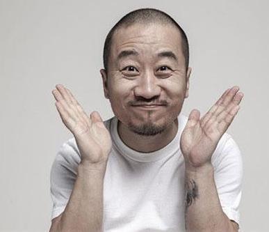 70岁李保田, 捧红身高1米6的儿子, 娶漂亮儿媳比儿子小16岁!