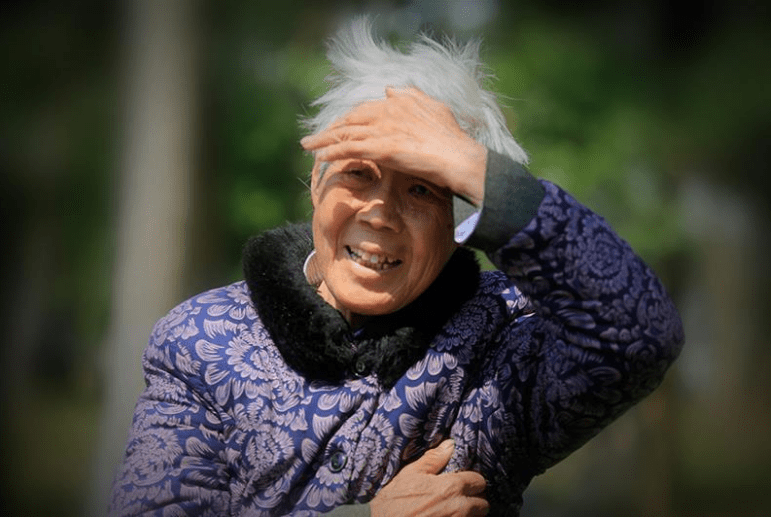 村口盼望孩子回来的老人