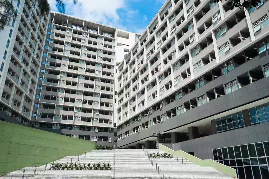 那食堂更是不用说了,深大食堂分为4个区: 西南,南区,斋区,师院,10多