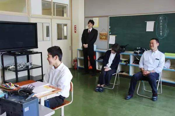 日本惊现1人中学:5名老师只教一个学生,毕业那天所有人都哭了