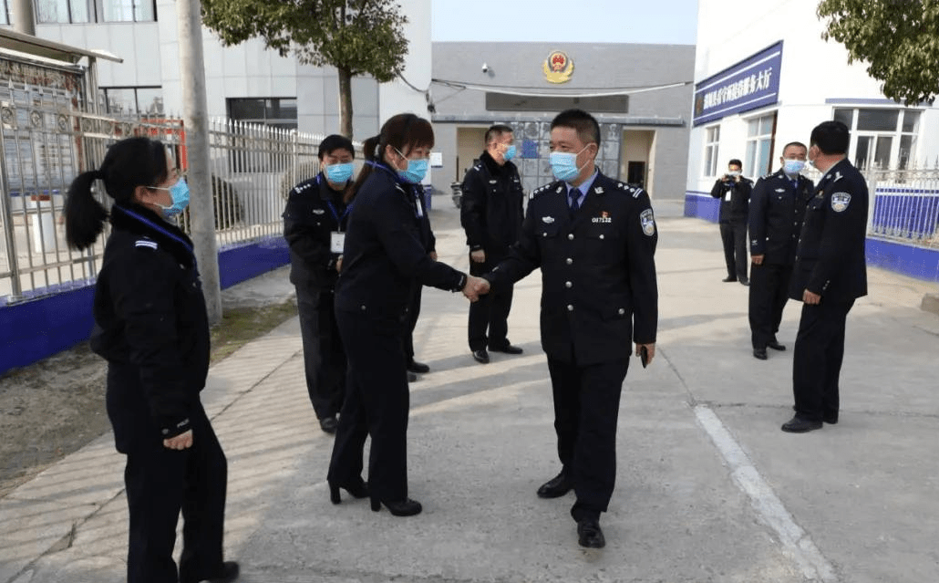 在看守所何晓伟局长首先代表局党委向全体巡特警队员致以新年的祝福.