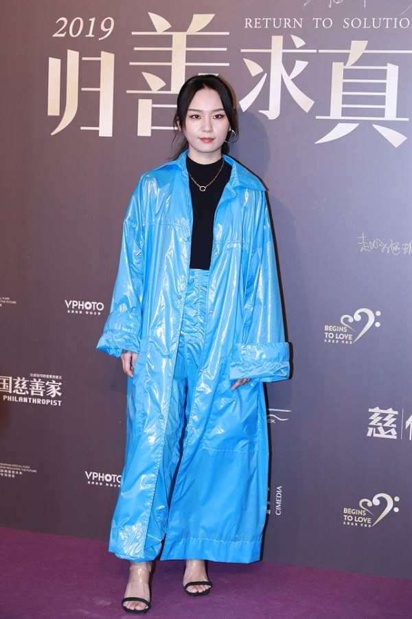 原创周笔畅穿的这么严实,却踩着一双凉鞋,这身编织袋造型,真有看点