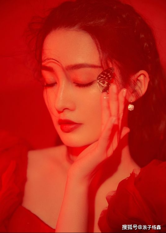春晚女星红装造型迪丽热巴绝美李沁艳压关晓彤减龄了