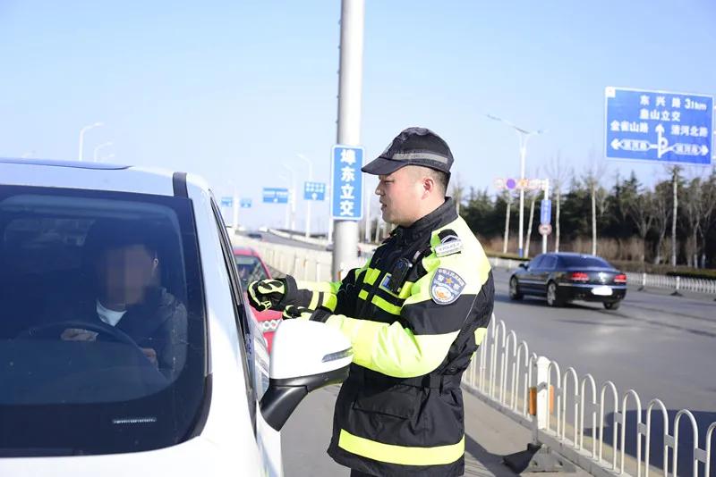 临沂交警春节"不打烊 万家团圆我在岗