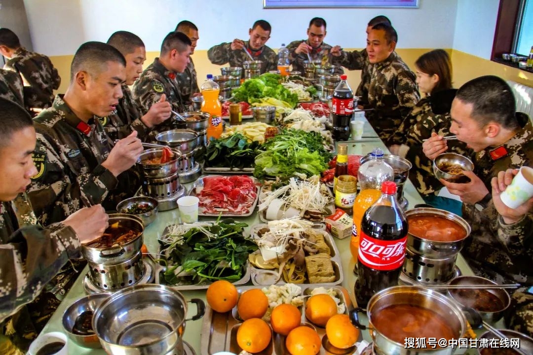 兵哥哥的"年夜饭",看看哪个单位的伙食你最喜欢?_武警甘肃总队