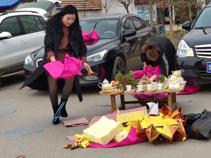 山东人早起拜年惊羡世人,鲁东南磕头祭车也杠杠滴