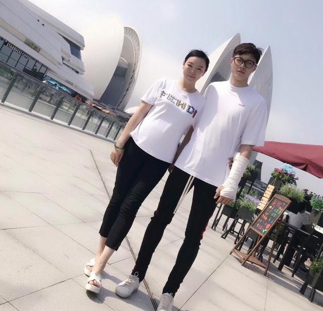 胡明轩母亲罕见晒春节照片!住豪宅吃新疆美食,身材高挑,穿着时尚