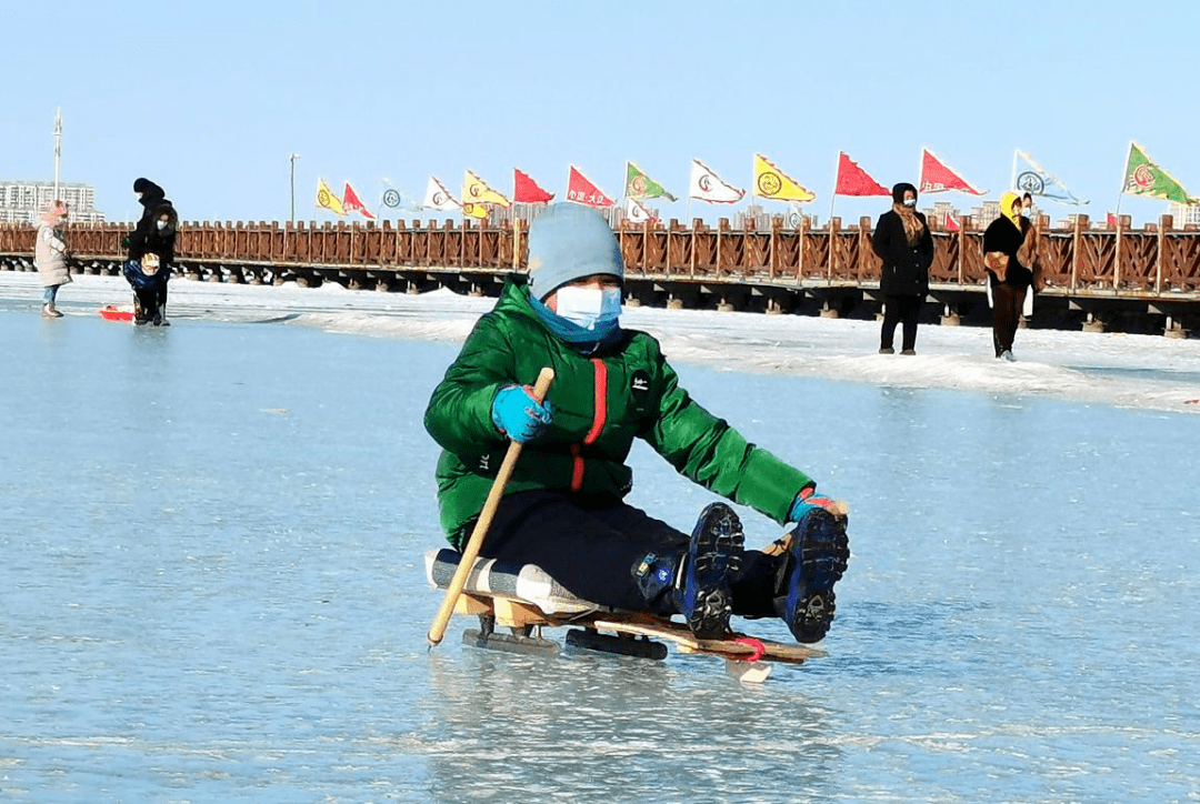 滑冰拉雪圈抽冰尜儿就地过年不寂寞依旧玩得嗨