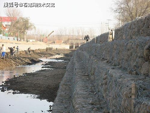 如下图: 一般情况下,生态石笼护坡网箱大多都是在河道河坡工程中使用