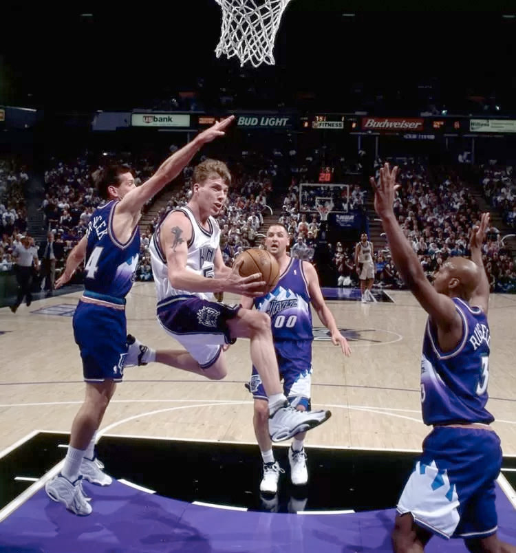 威廉姆斯1998年首轮第七顺位进入nba,随后便成为了耐克的签约球员.