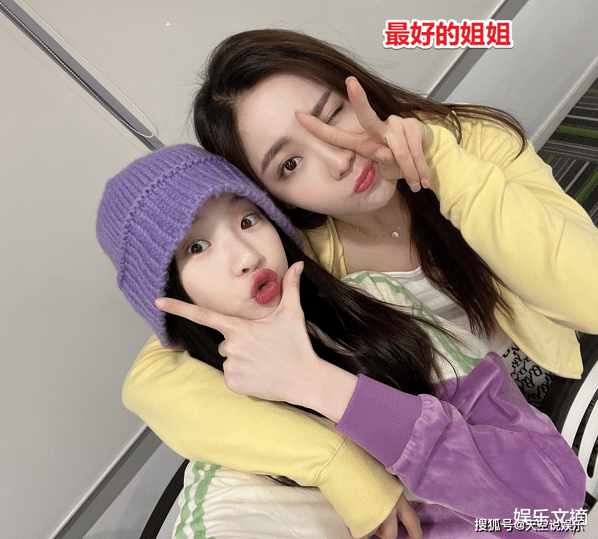硬糖少女张艺凡晒生日合照,c位留给了陈卓璇,拍照姿势