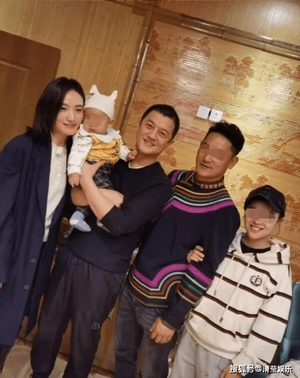 50岁李亚鹏带小19岁女友回家过年画面像隔一代