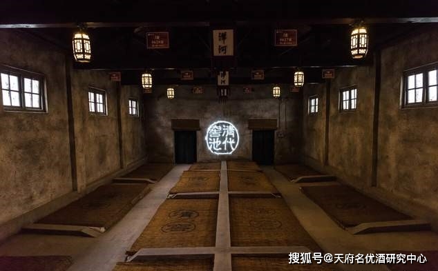 浓香型白酒采用泥窖为发酵容器,酱香型白酒采用石窖为发酵容器,清香型