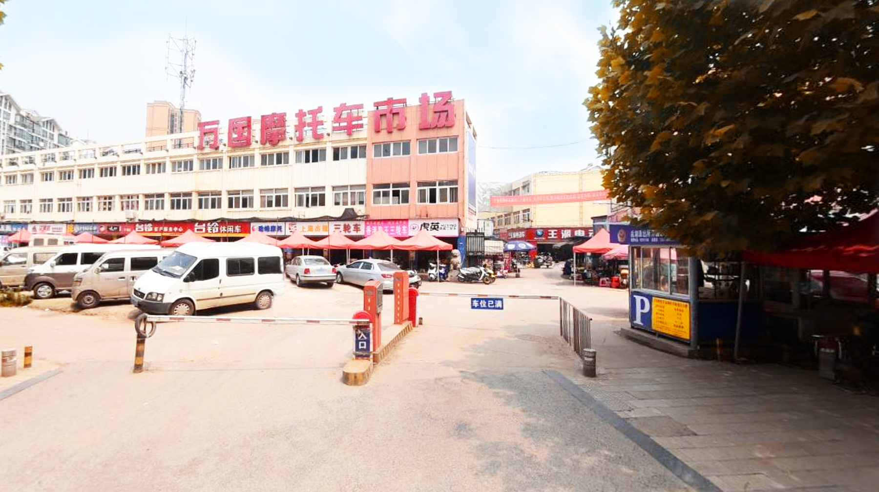 原创路过武汉城区万国摩托车市场:遍布铁驴子,亲民的通勤工具人气旺