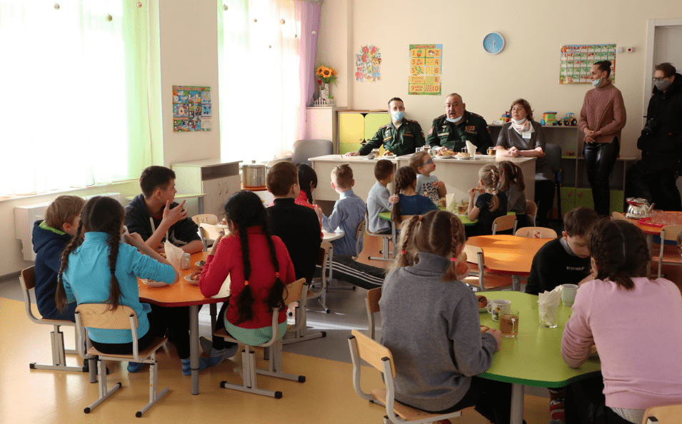 俄罗斯军人在叶卡捷琳堡为幼儿园的孩子们上了一堂爱国教育课