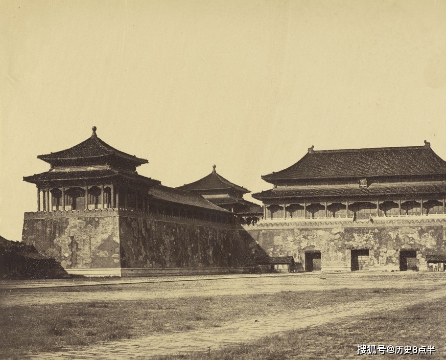 老照片:英法联军侵入中国,老建筑被烧毁前的照片,在这里!
