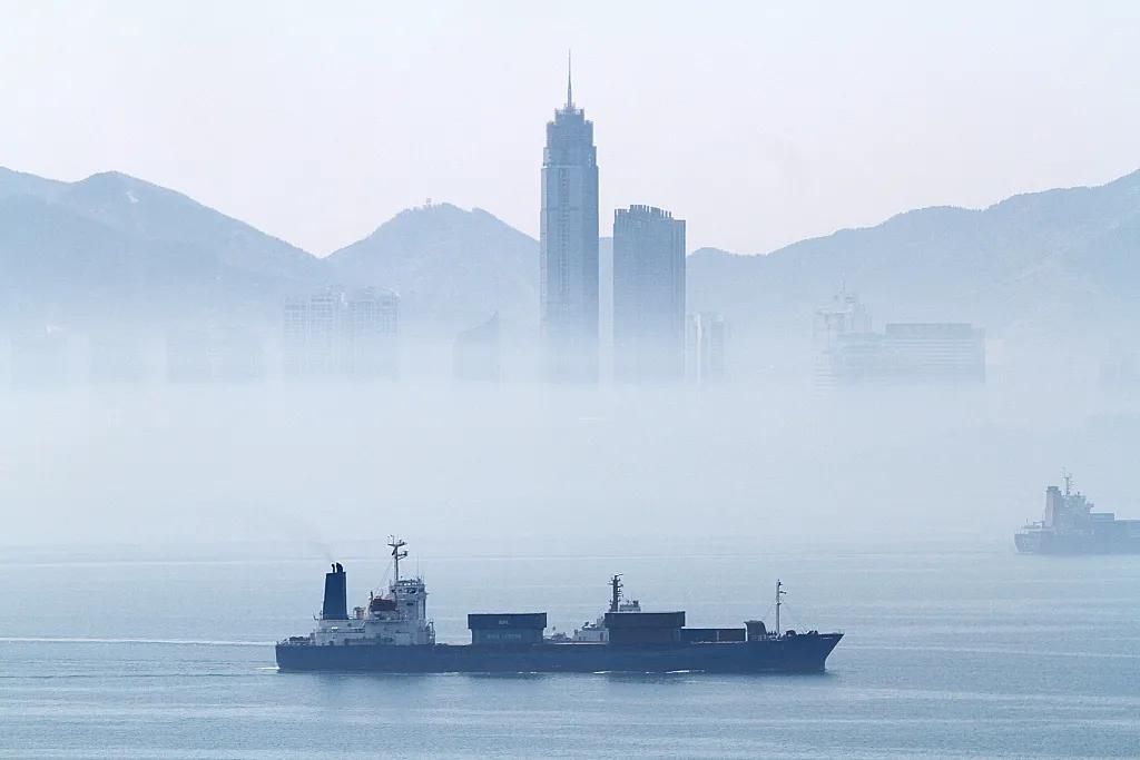 2015年04月30日,烟台出现平流雾,城市在雾海之中若隐若现