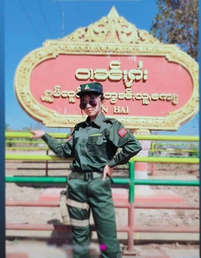缅甸北掸邦军的漂亮女兵,请忽略那双不搭配的解放鞋