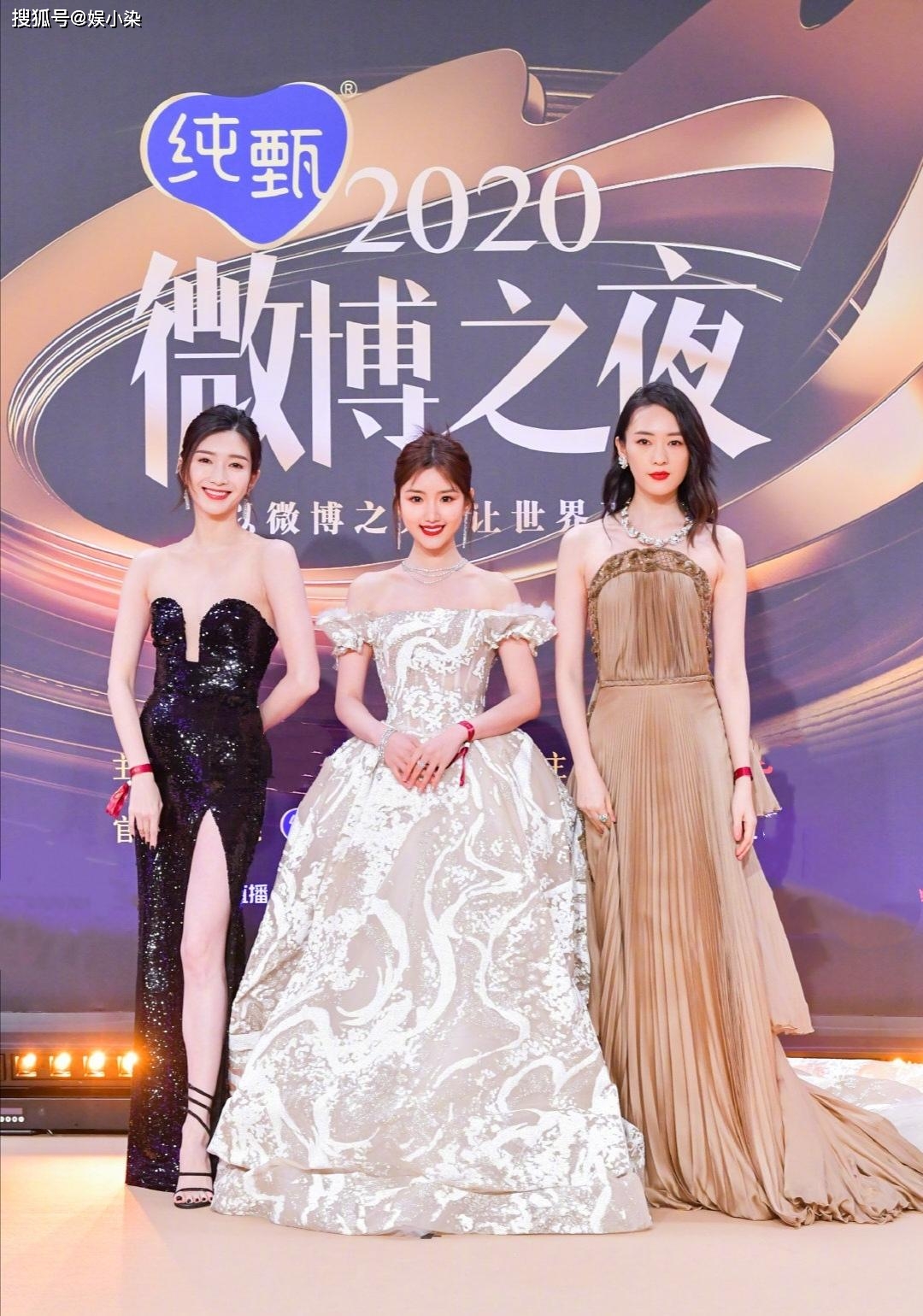 毛晓彤穿了一个裙摆巨长的公主裙,童瑶搀扶着,江疏影帮着提裙摆