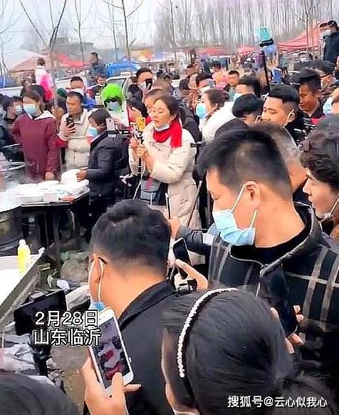2月28日,山东临沂的拉面哥在梁邱大集,"三块一碗拉面"成为拉面哥的