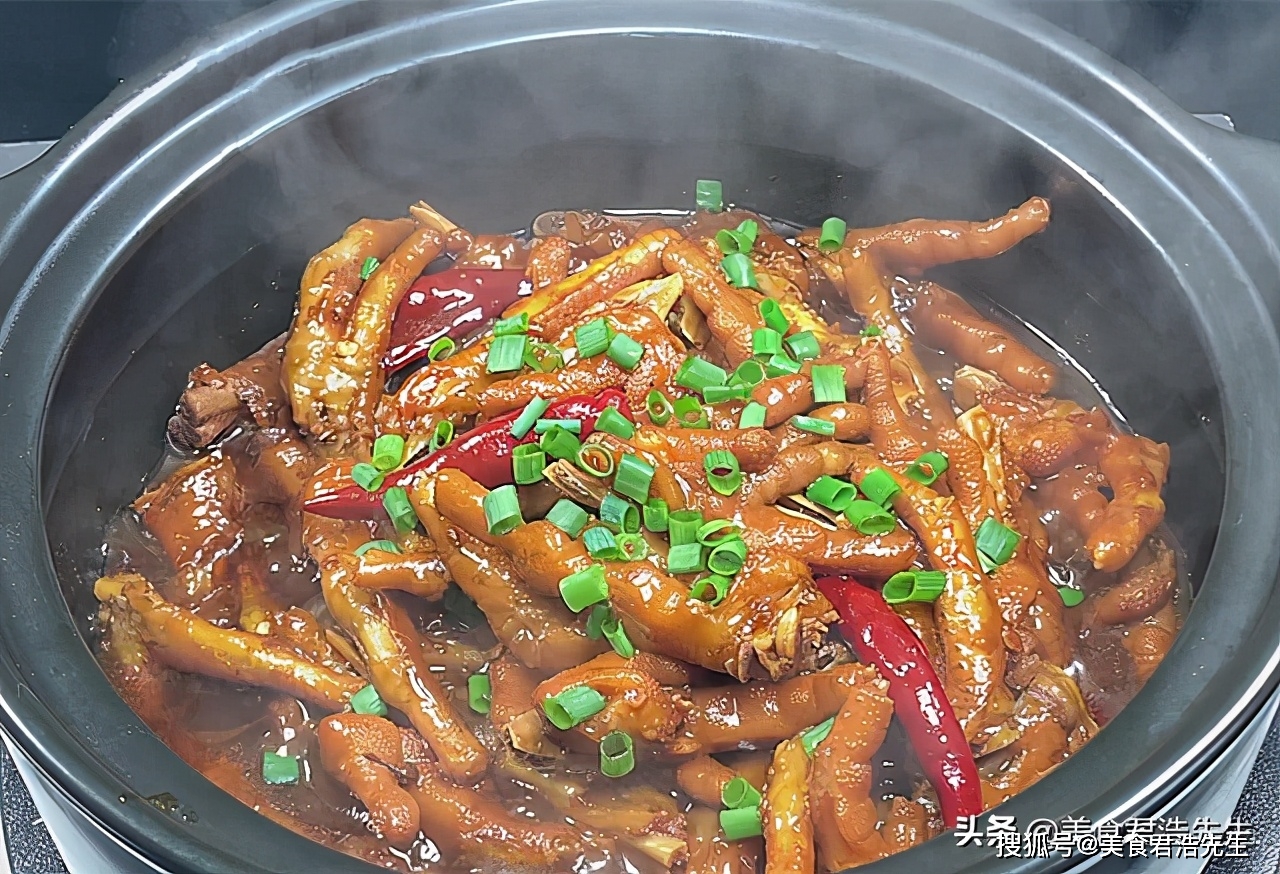 9,撒上葱花,这道好吃到舔手指的砂锅鸡爪就完成了.