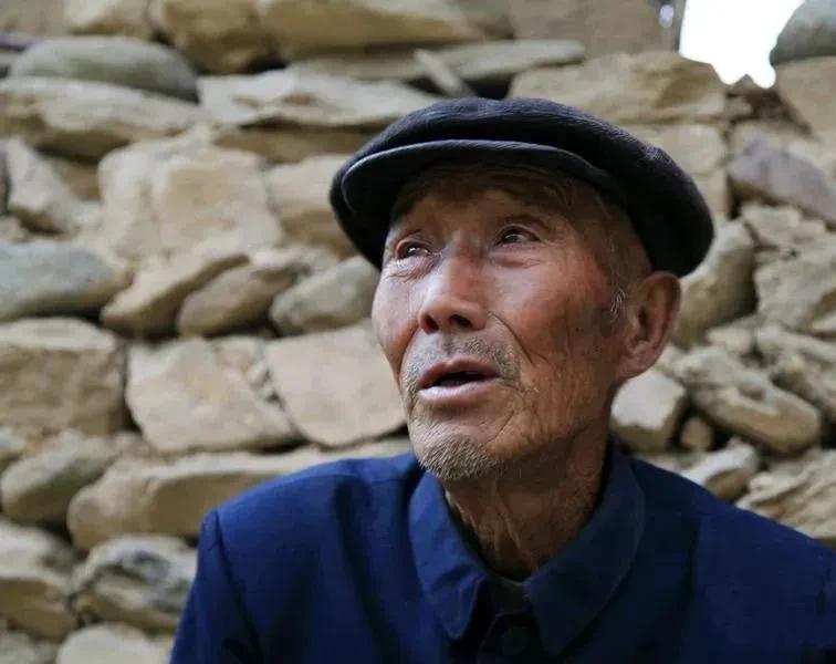 大山里空巢老人的孤独生活,看着让人觉得心酸