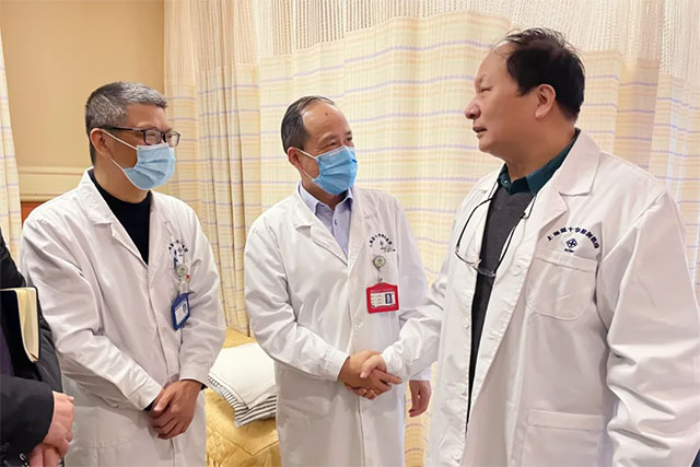 项耀钧院长,周克祥副院长看望何金森教授此前,医院与上海中医药