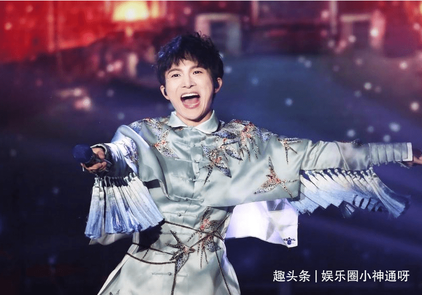 《蒙面唱将》《声入人心》《我是歌手》,甚至在央视春晚的舞台上,周深